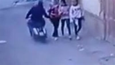 يقود دراجة نارية دون لوحات.. ضبط شاب تحرش بفتاة في النزهة 