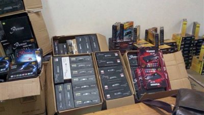 القبض على شخصين يروجان لبيع أجهزة فك شفرات القنوات الفضائية بالقليوبية