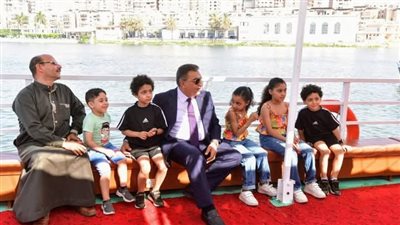 تفاصيل جولة محافظ الدقهلية بالأتوبيس النهري بأول أيام تشغيله في العيد 