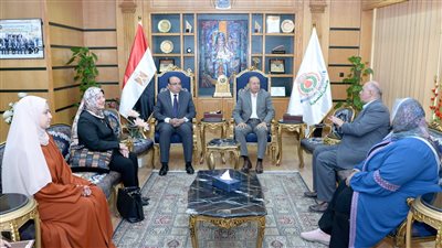  لأمانتهما.. رئيس جامعة المنصورة يُكَرِّم طالبتين بكلية التربية للطفولة المبكرة