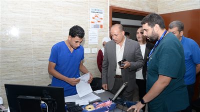 رئيس جامعة المنصورة يتفقد مستوى الخدمات الطبية بالمستشفيات الجامعية