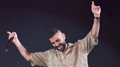 أنا توبت.. أحمد سعد يمازح الجمهور في أولى حفلاته بعد الحج