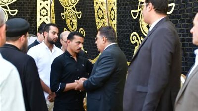 بحضور عدد من الشخصيات.. محافظ الدقهلية يقدم العزاء في وفاة شهيد الشهامة