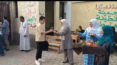 (صور) استقبال طلاب الشهادة الإعدادية بالورود والشوكولاتة بعدد من إدارات التعليمية بالفيوم