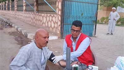 بالصور.. توقيع الكشف علي 2853 حالة في ختام القوافل الطبية بالأقصر