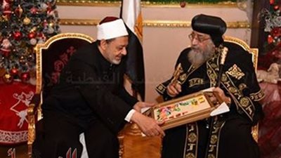 بالصور.. «تواضروس» يقدم هدية لـ «شيخ الأزهر» بمناسبة عيد ميلاده