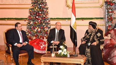بالصور.. شريف إسماعيل يزور الكاتدرائية لتهنئة تواضروس بـ «عيد الميلاد»