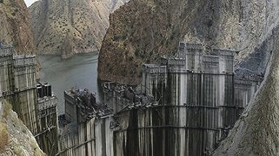 وزير الرى: دراسة فنية جديدة لزيادة فتحات السد