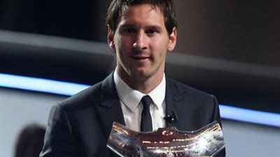 ميسي يقهر رونالدو ونيمار ويتوج بلقب افضل لاعب في العالم للمرة الخامسة