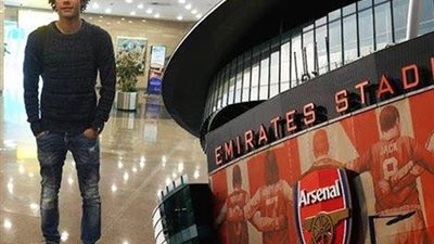 بالصورة..  «الننى» فى ملعب الإمارات استعدادا للتوقيع مع «أرسنال»