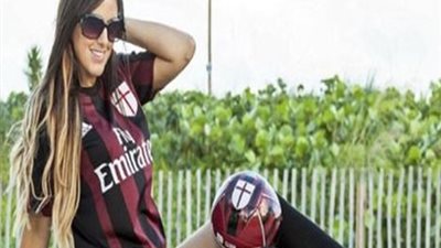صور .. حكمة إيطالية تستعرض جمالها بقميص ميلان!