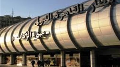 ضبط 22 عملة ذهبية ومسدس وذخيرة مع راكب بمطار القاهرة