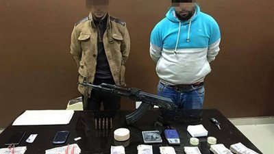 بالصور.. ضبط نصف كيلو هيروين وبندقية آلية بحوزة تاجرين مخدرات