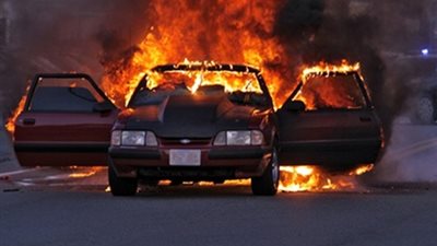 اشتعال النيران في 5 سيارات بوسط اسطنبول