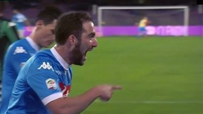 نابولي يتغلب علي ساسولو بثلاثة أهداف مقابل هدف ويستمر في صدارة الكالتشيو الإيطالي