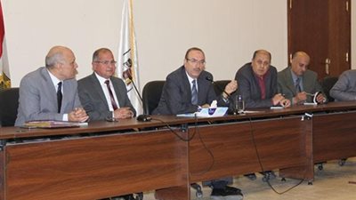 محافظ بني سويف يبحث تطوير مراكز خدمة المواطنين