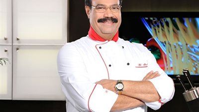 الشربيني يبدع في تقديم شوربة العدس للتدفئة