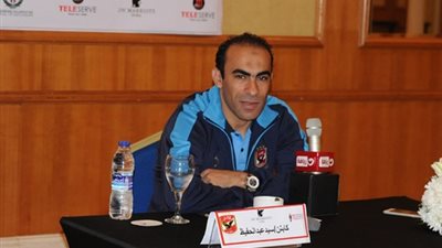 عبد الحفيظ يداعب جيلبرتو فى 