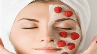 تعرفي على طريقة استخدام العسل والفراولة للحصول على بشرة مشرقة ووردية