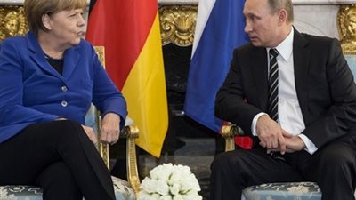 بوتين وميركل يناقشان تحسين الأوضاع فى أوكرانيا