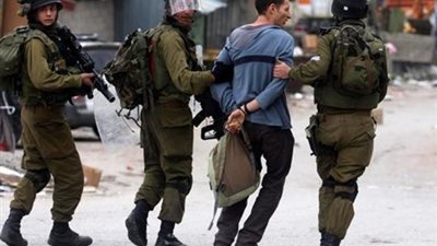 اعتقال 33 فلسطينيًا في الضفة الغربية
