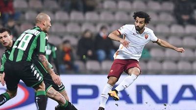 روما بعشرة لاعبين يتغلب علي ساسولو بثنائية صلاح و الشعراوي في الكالتشيو الإيطالي