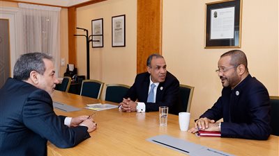 وزﯾﺮ اﻟﺨﺎرﺟﯿﺔ والهجرة ﯾﻌﻘﺪ اﺟﺘﻤﺎعًا ﺛﻼثيًا مع نظائره ﻋﻤﺎن وإﯾﺮان