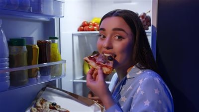 متلازمة الأكل الليلي.. ماذا تعني؟ وما علاقتها بالقلق والتوتر؟