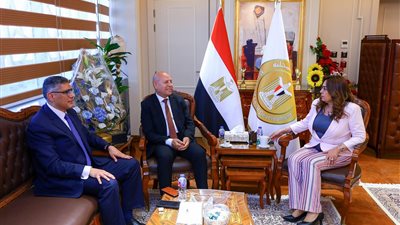 وزيرة التنمية المحلية تتابع مع محافظي القاهرة والجيزة المشروعات التنموية والخدمية