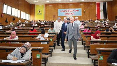 رئيس جامعة المنيا يتفقد سير الامتحانات بكليات 