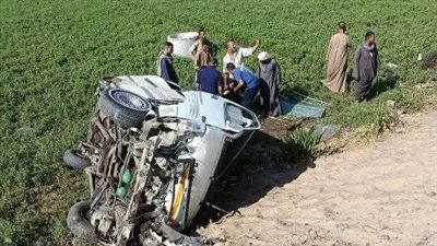 بينهم حالات حرجة بالاسماء إصابة 13 شخصًا في حادث إنقلاب ميكروباص بالمنيا 