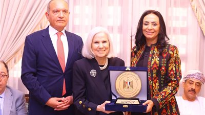 وزيرة التضامن تكرم السفيرة هيفاء أبو غزالة