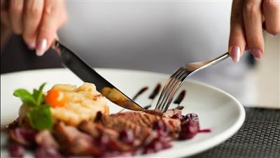 كيف يؤثر شم الطعام قبل تناوله على الوزن؟