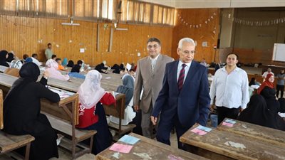 رئيس جامعة المنيا يتابع سير الامتحانات بكليتي الآداب ودار العلوم