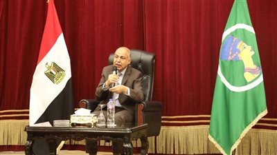 محافظ المنيا يسلم 328 عقد تقنين أراضي أملاك الدولة