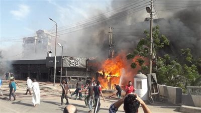  الحماية المدنية تسيطر على حريق هائل التهم قاعة أفراح بالمنيا 