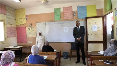 محافظ أسوان يتفقد عدد من اللجان الإمتحانية الفرعية بإدفو