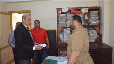 بالتفاصيل.. جولة مفاجئة لمحافظ الغربية بمبنى الوحدة المحلية في سبرباي بطنطا