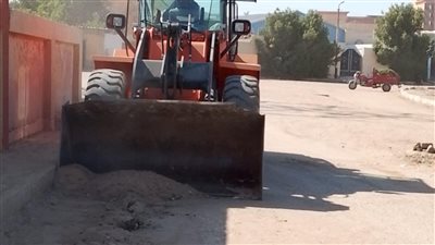 بالصور.. حملة موسعة لرفع الأتربة وتمهيد الطرق بمركز الطود بالأقصر