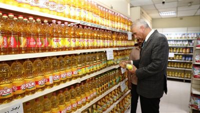 جولة مفاجئة لمحافظ أسوان قلبت الدنيا داخل المجمع الإستهلاكى بإدفو