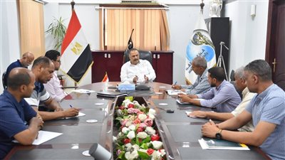 بالصور.. رئيس «مياه الأقصر» يعقد اجتماعا لبحث مشروعات حياة كريمة