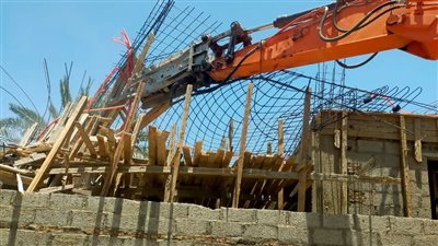 بالصور.. إزالة وإحباط محاولة بناء مخالف دون ترخيص غرب الأقصر