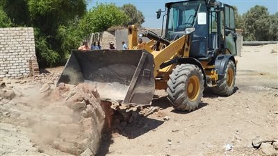 بالصور.. إيقاف حالة بناء مخالف ومصادرة مواد البناء جنوب الأقصر