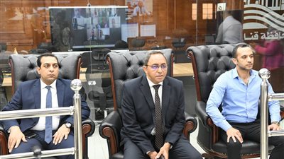 محافظ قنا.. يتابع امتحانات الثانوية العامة من مركز سيطرة الشبكة الوطنية للطوارئ والسلامة