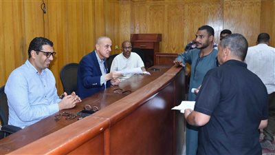 بالصور.. محافظ الأقصر يعقد لقاءً جماهيريًا لفحص مطالب الأهالي بمركز إسنا