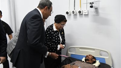 محافظ قنا يزور مصابي حادث تصادم منتدبي امتحانات الثانوية بدشنا 