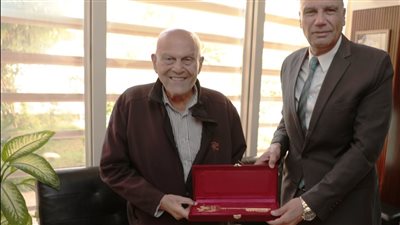 محافظ أسوان يهدى مفتاح المدينة لجراح القلب العالمى الدكتور مجدى يعقوب