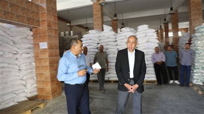 محافظ المنيا يطمئن على توافر المخزون الاستراتيجي للسلع الأساسية