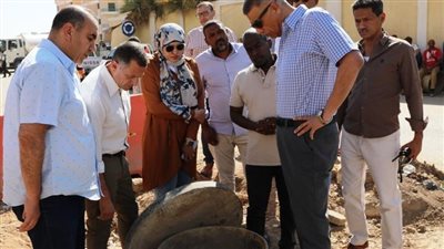 محافظ أسوان يتفقد أعمال الصرف الصحى بمنطقة الكرور