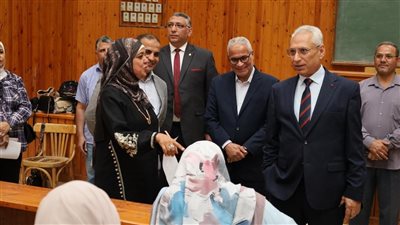 رئيس جامعة المنيا يواصل جولاته التفقدية لمتابعة امتحانات كلية التربية الفنية